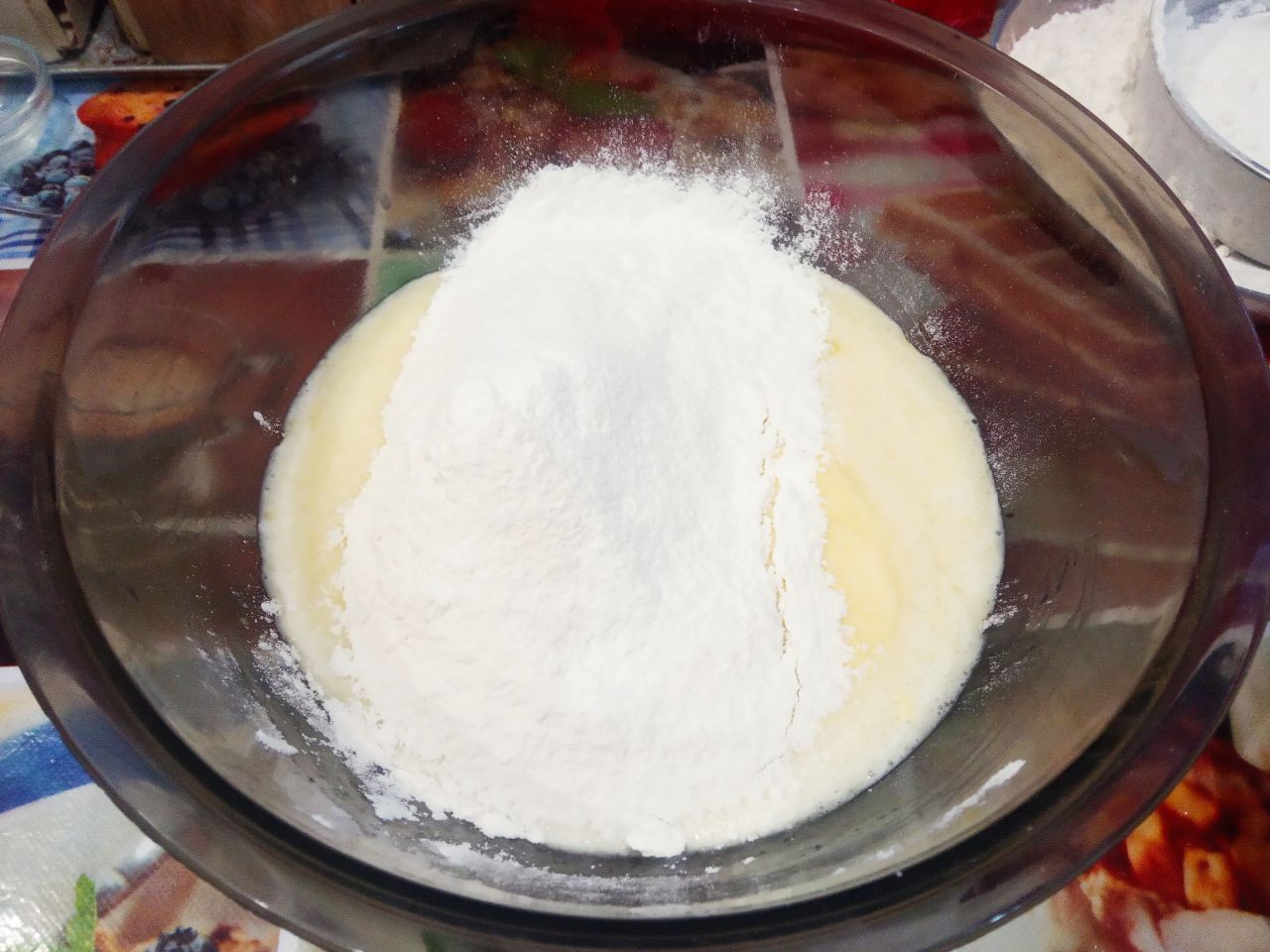 Мягкие и воздушные пряники, с вареным сгущенным молоком и орехами: Муку просеиваем через мелкое сито и добавляем в смесь, размешиваем. Тесто должно получится не слишком густое.