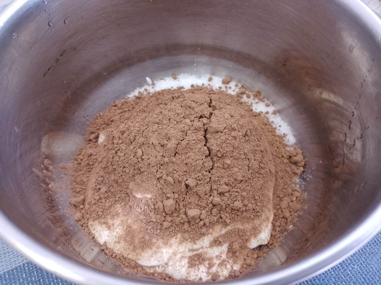 Десерт из творога, изюма и кураги, в шоколадной глазури: Сахар, какао и сметану соединяем в сотейнике, перемешиваем. Ставим сотейник на небольшой огонь и доводим до