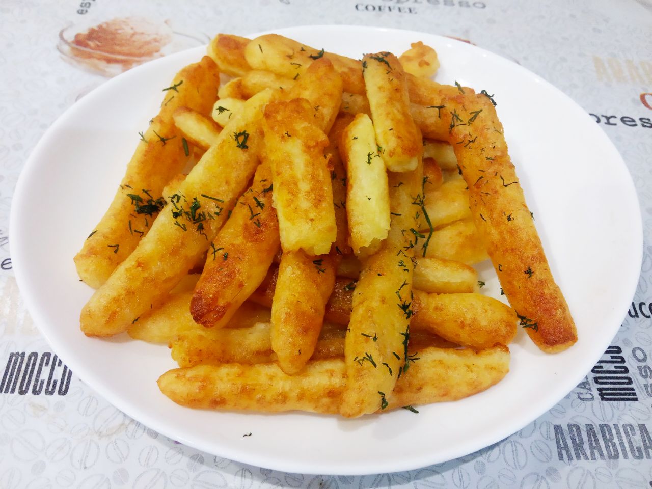 Картофельные палочки с сыром, вкусные и аппетитные: Перекладываем палочки на блюдо или тарелку, по желанию посыпаем зеленью и подаем к столу с соусом.