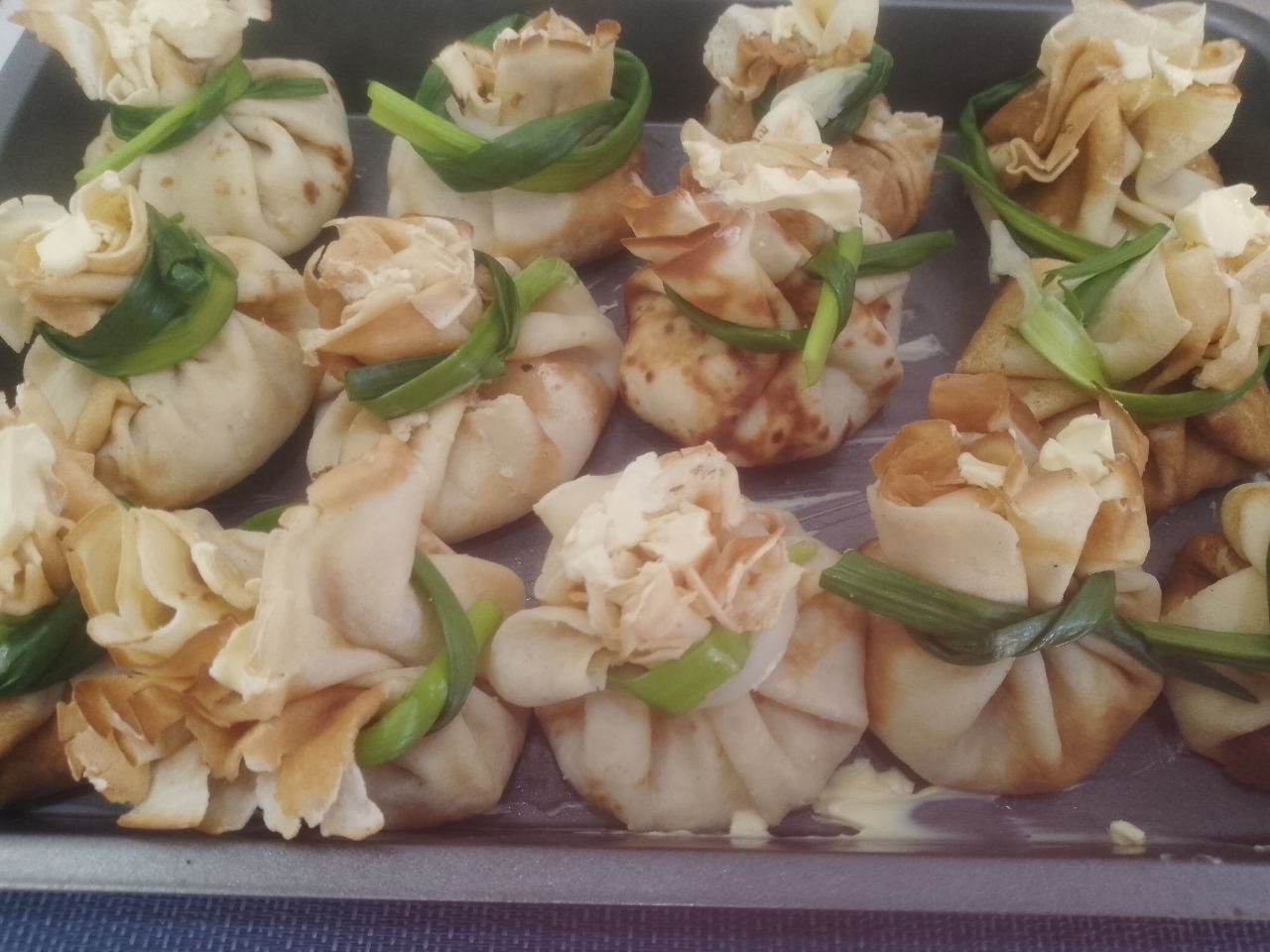Блинчики с начинкой из куриного мяса и сыра, вкусные и сытные: Форму смазываем маслом и укладываем блинчики в форму. Сверху блинчики смазываем растопленным маслом.