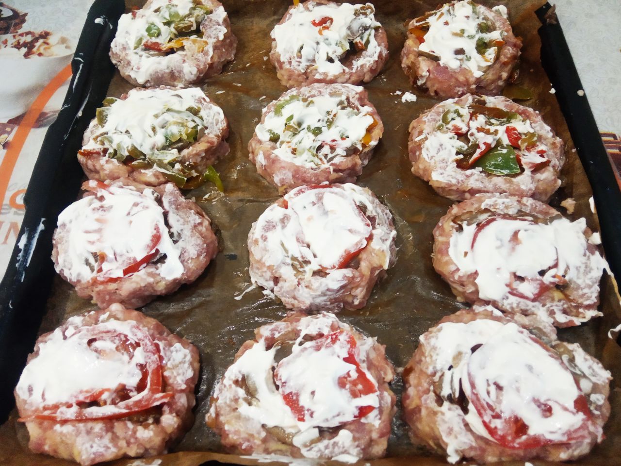 Мясные гнёзда с грибной начинкой, перцем и сыром: Сверху гнёзда смазываем майонезом или сметаной, я смазывала сметаной.