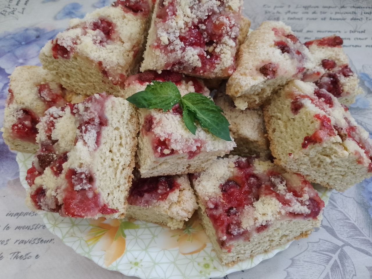 Пирог из песочного теста и клубничной начинки с штрейзельной крошкой