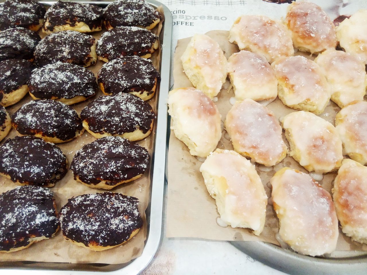 Воздушные и мягкие булочки с изюмом, в сахарной глазури: Булочки покрываем глазурью, посыпаем кокосовой стружкой и укладываем на поднос, чтобы подсохла глазурь.