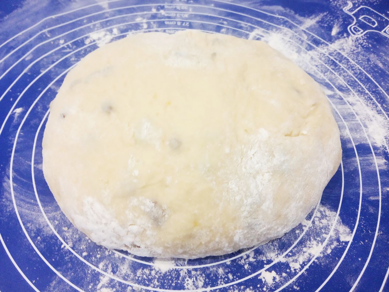 Простой рецепт пряников на кефире с изюмом, просто и вкусно: Тесто вымешиваем, тесто должно получится мягким и нежным.