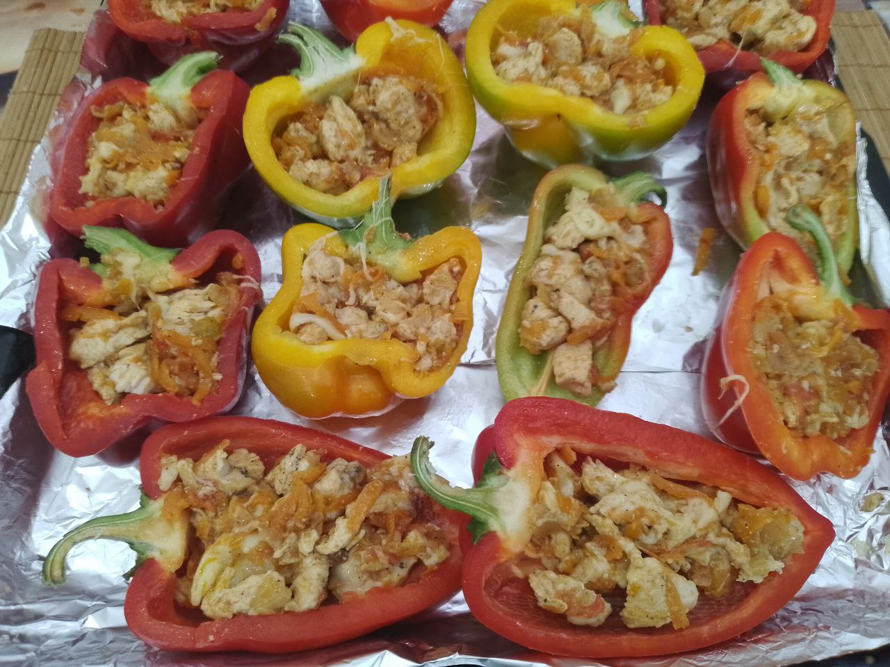 Перец с мясной начинкой и овощами, в духовке: Середину перцев наполняем начинкой и укладываем на противень.