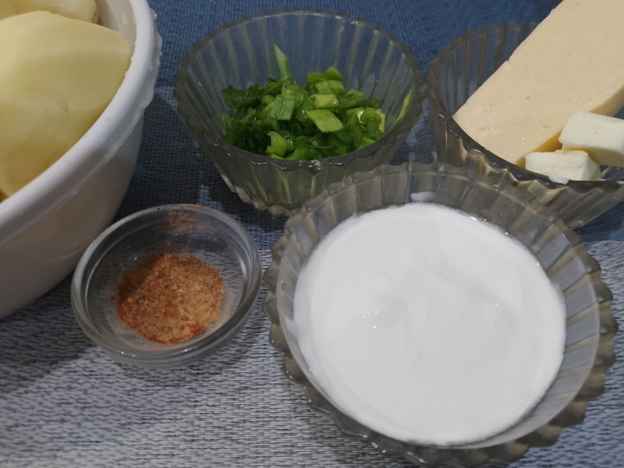 Картофель в сметане с сыром, на сковороде