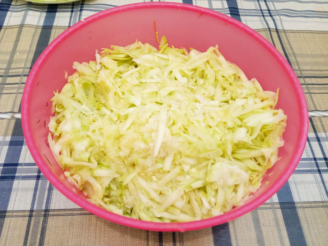 Сочные кабачковые гнезда с мясной начинкой и сыром: Минеральные вещества и витамины в овощах сконцентрированы под кожурой, поэтому слой кожуры нужно срезать, как