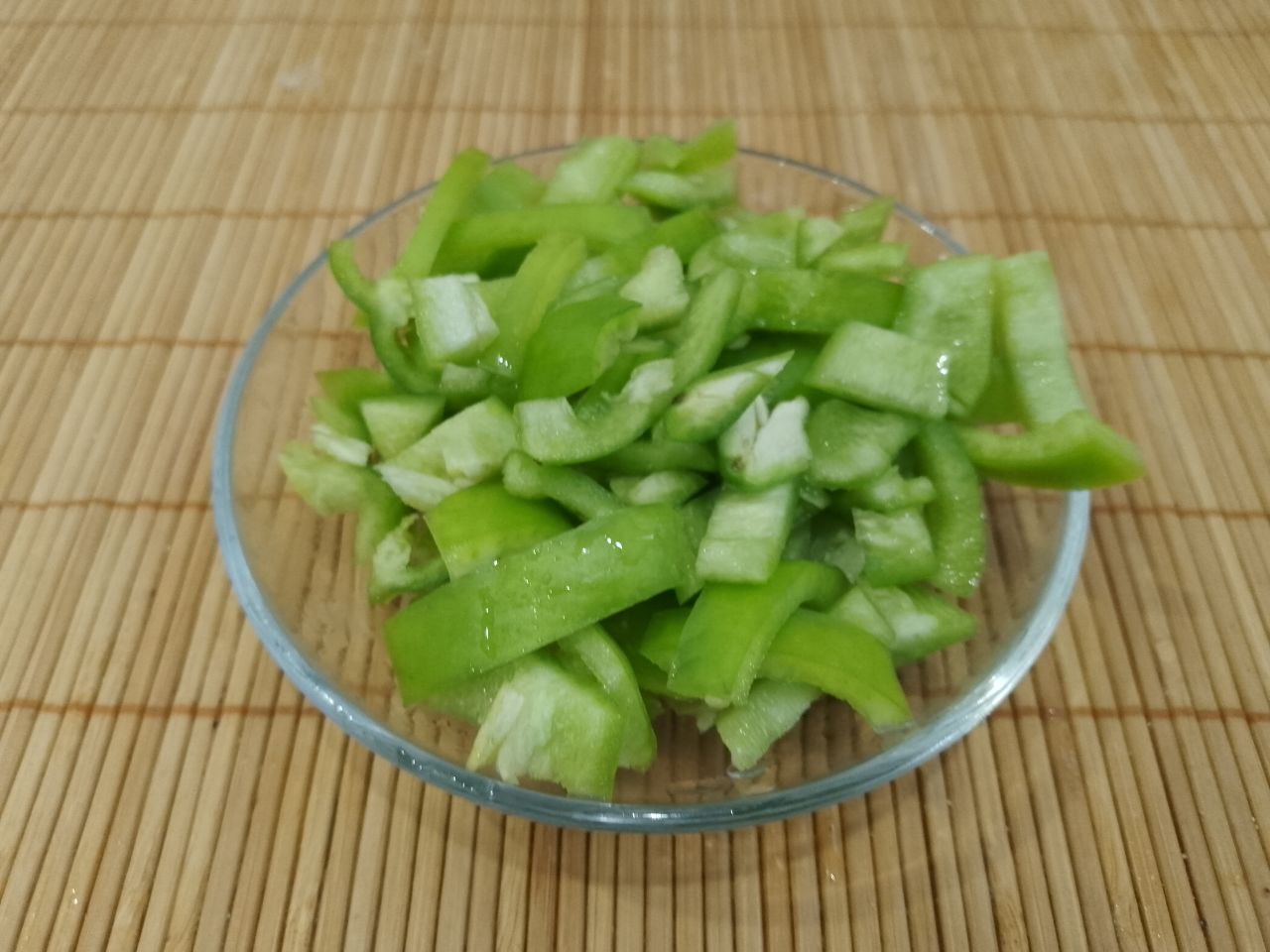 Запеченные в духовке, баклажаны с овощами, фаршем и сыром: Перец очищаем от семян и плодоножек, промываем и разрезаем полосками.