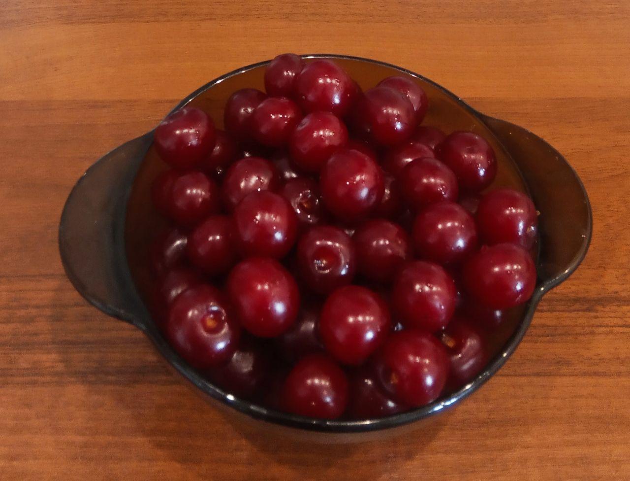 Вишневый пирог на кефире, просто и вкусно