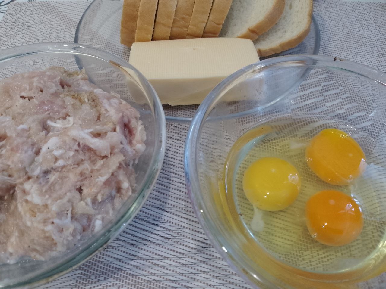 Бутерброды с сыром и фаршем, в кляре, на сковороде