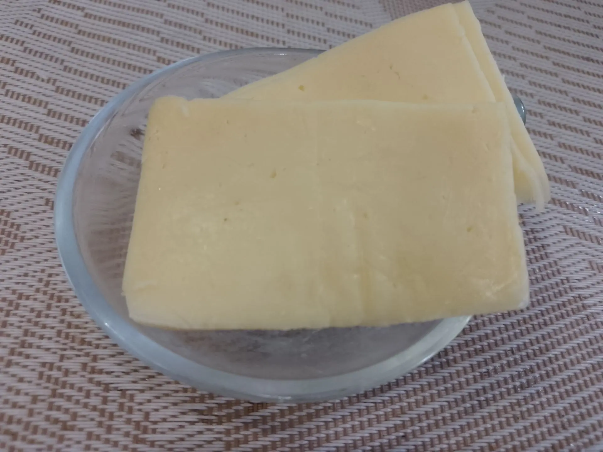 Бутерброды с начинкой из яиц, сыра, помидоров и зеленого лука, на сковороде: Твердый сыр нарезаем ломтиками.