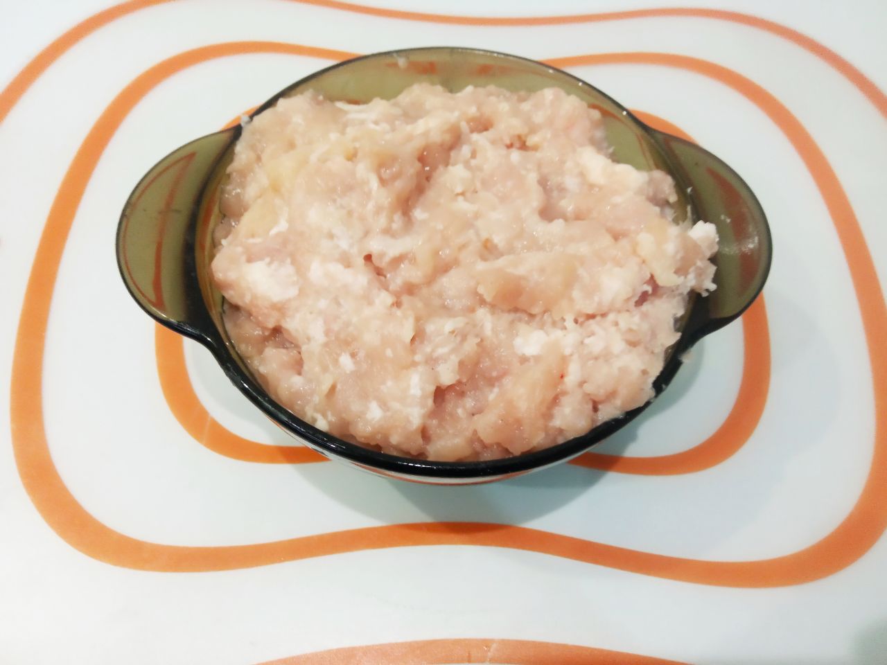 Заливной пирог с фаршем и луком на сковороде, просто и вкусно: Мясо промываем, просушиваем и пропускаем через мясорубку.