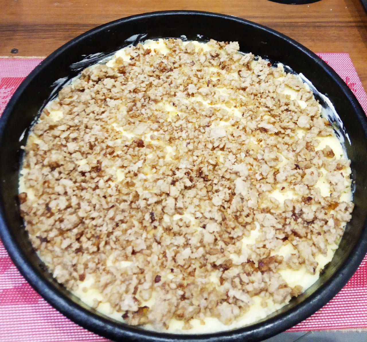 Картофельная запеканка с мясом и сыром: Пюре разравниваем и выкладываем равномерно фарш.