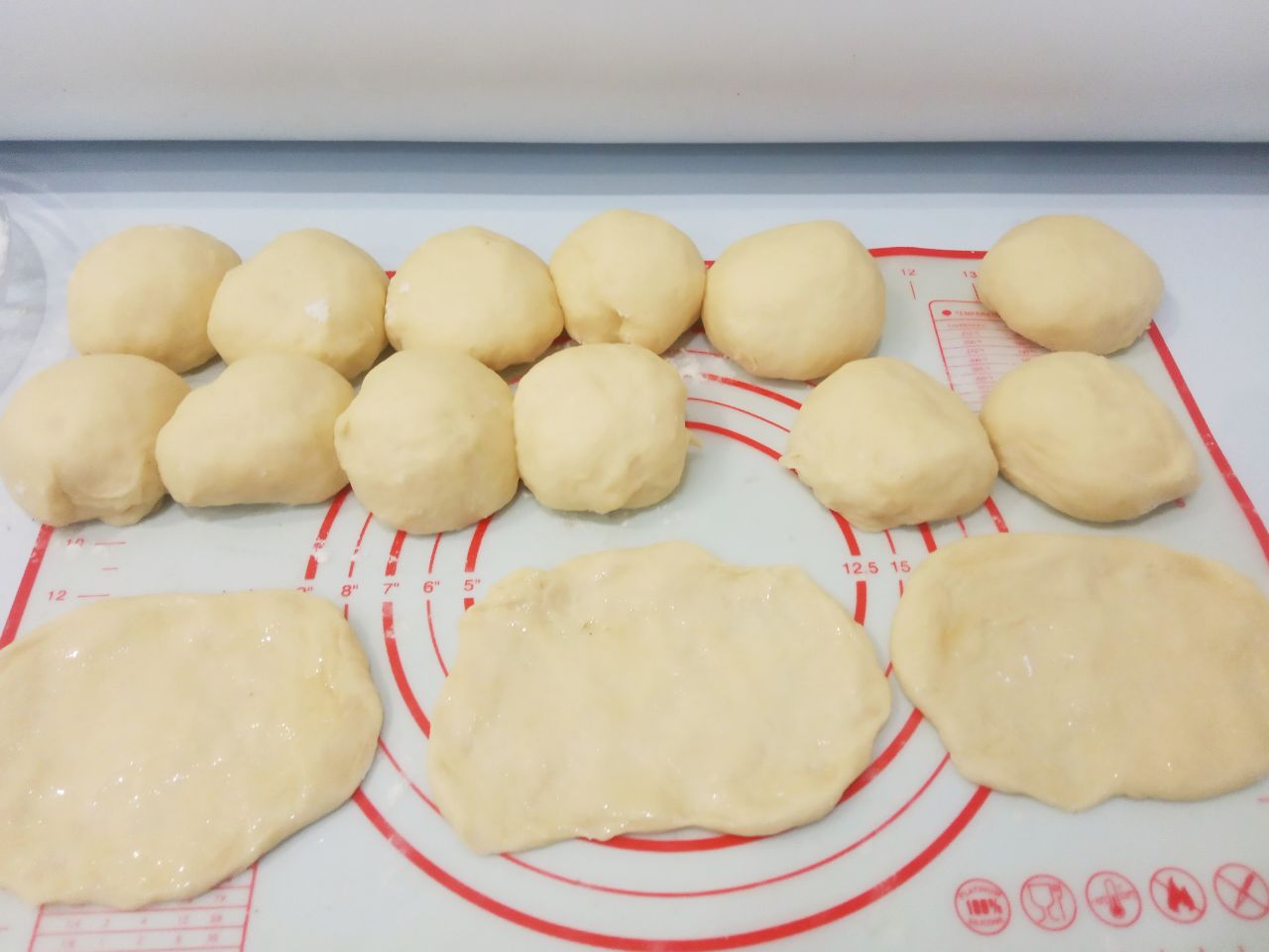 Сахарные булочки к чаю, просто и вкусно: Смазываем растительным или сливочным маслом, я смазывала растительным маслом.