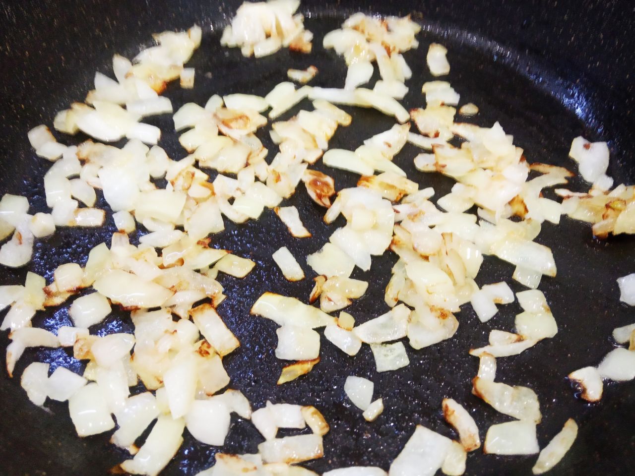 Паштет из куриной печени, вкусно и просто: Разогреваем сковороду с растительным маслом и обжариваем лук до золотистого цвета.