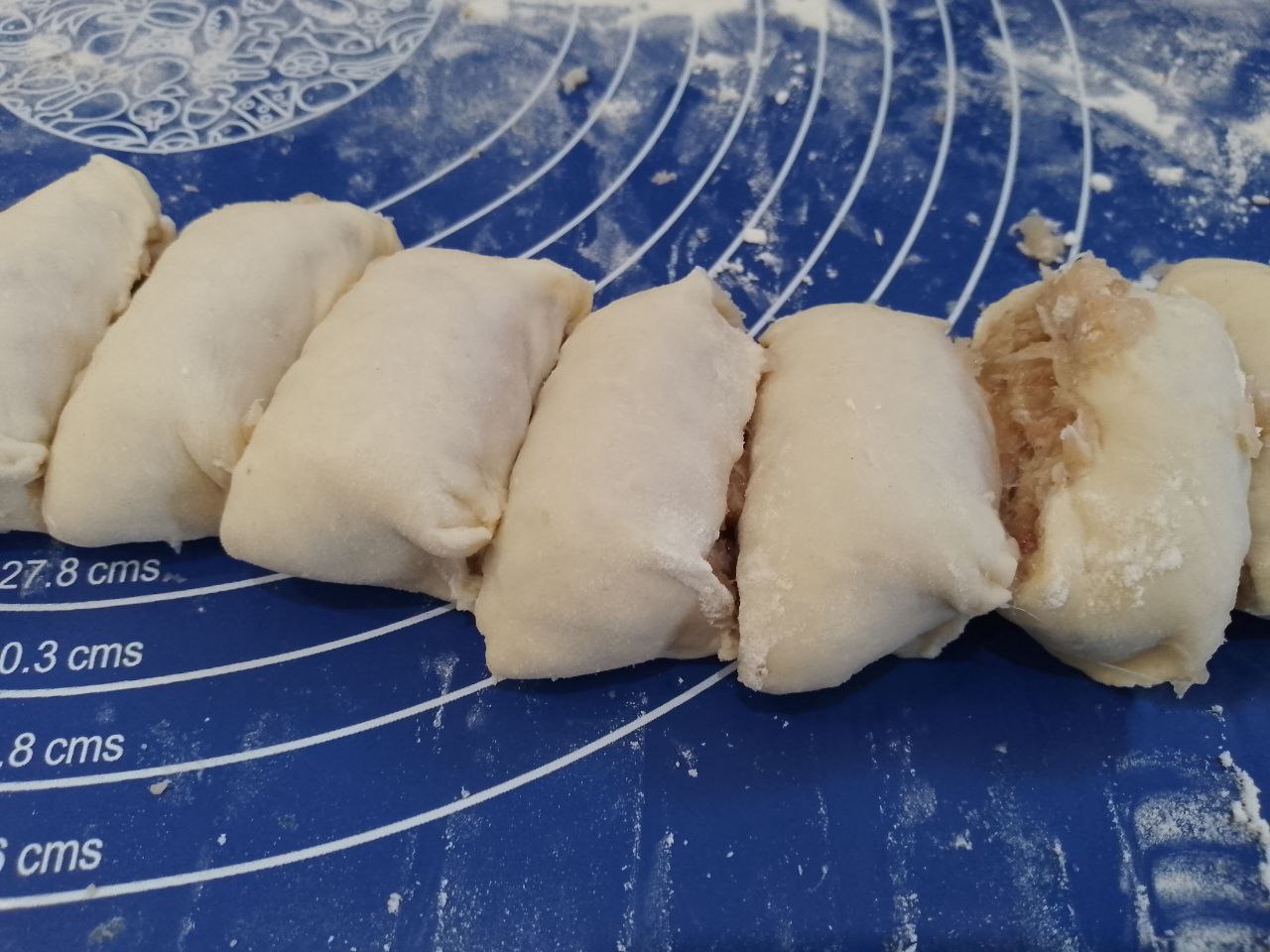Вкусная мясная закуска в тесте и кляре, на сковороде: Рулет разрезаем на полоски толщиной 1,5-2 см.