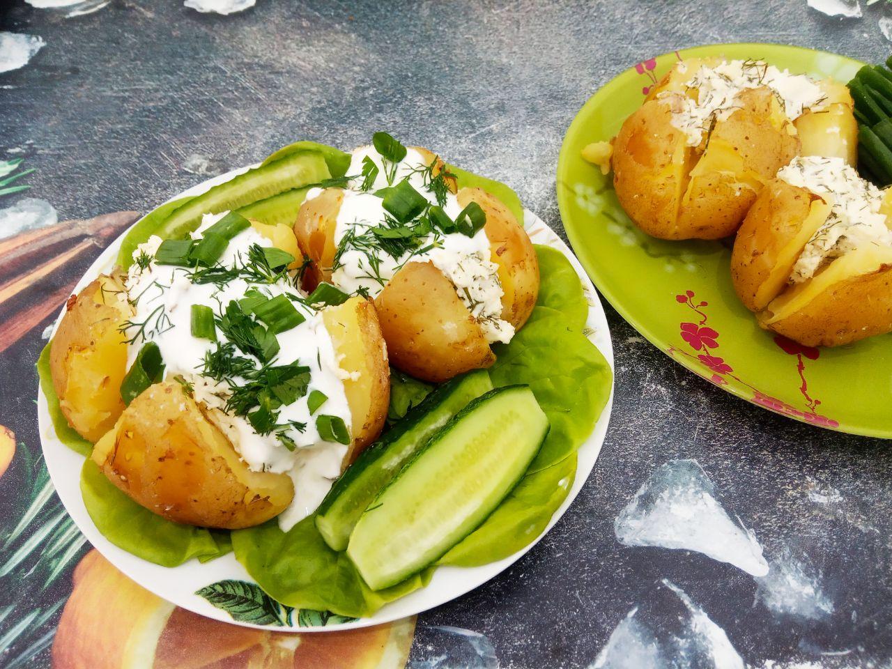 Запеченный картофель с творогом и зеленью: Вынимаем картофель из духовки поливаем картофель сметаной, посыпаем зеленью по своему вкусу и подаем горячим.