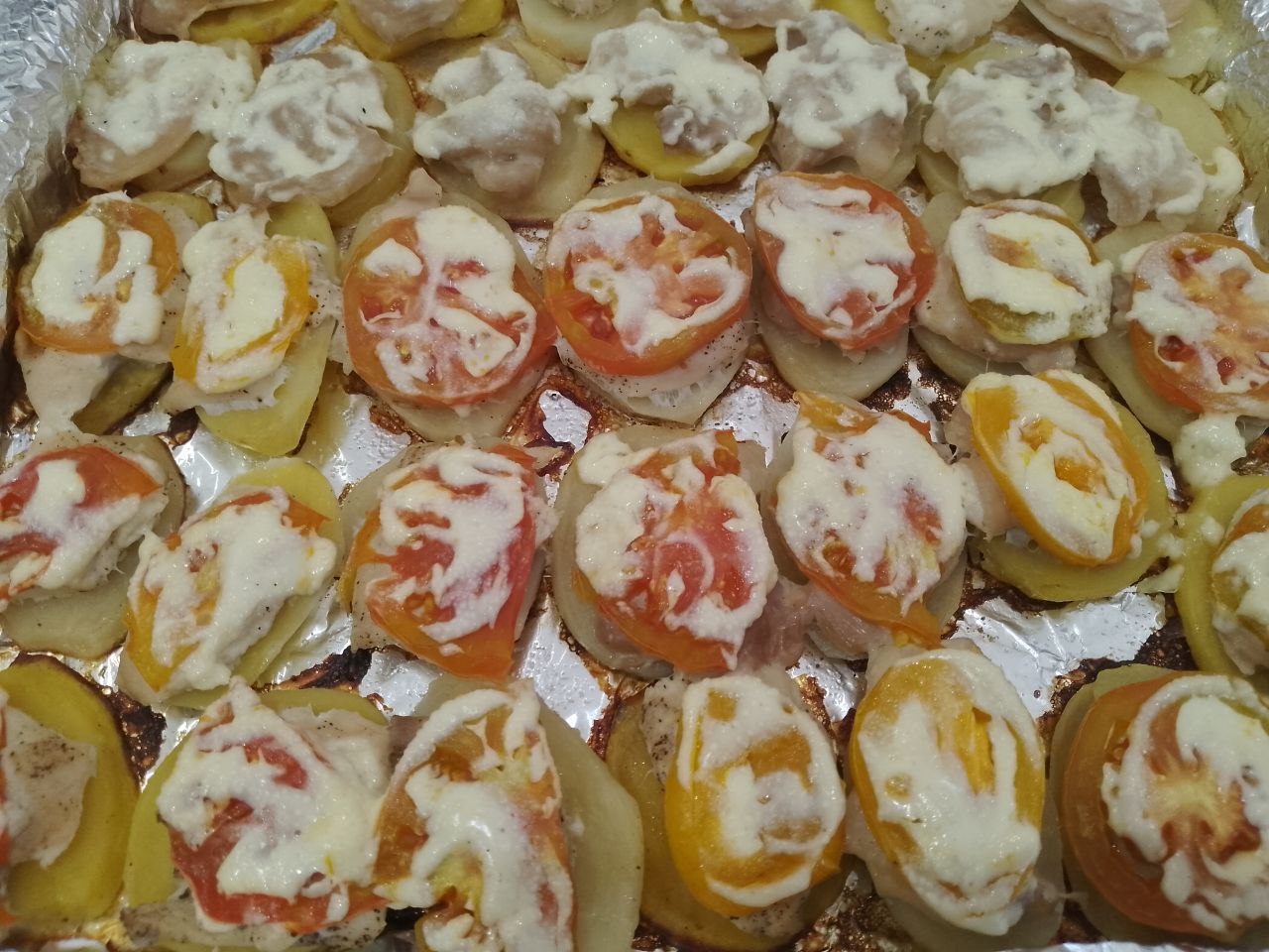 Картофель с мясом, помидорами и сыром запеченный в духовке: Духовку разогреваем до 180 С и ставим картофель для запекания. Запекаем картофель до готовности около 35-40