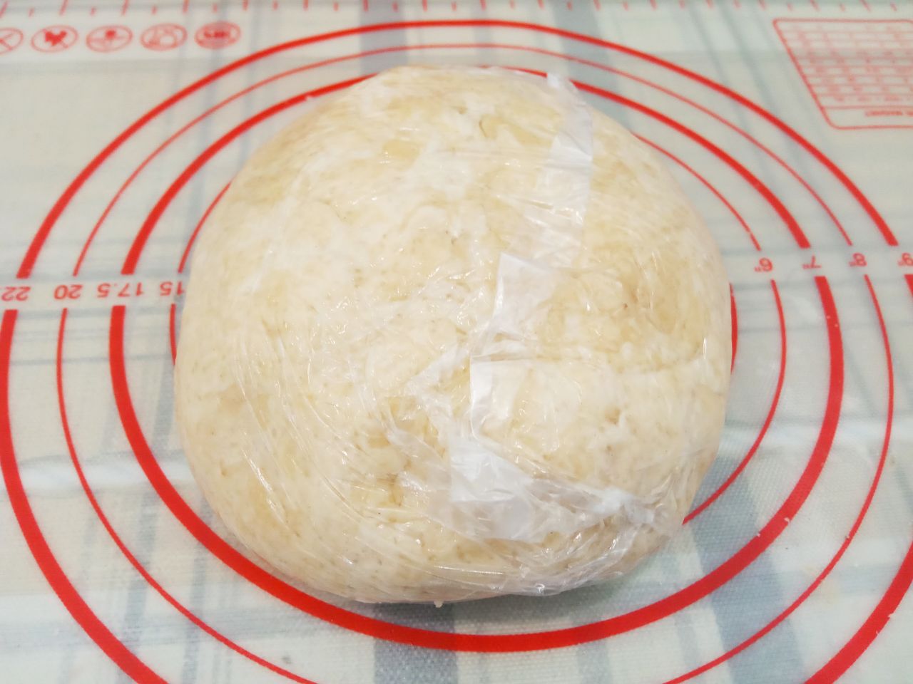 Рассыпчатое печенье на сметане и сливочном масле, без яиц: Тесто помещаем в холодильник на полчаса.