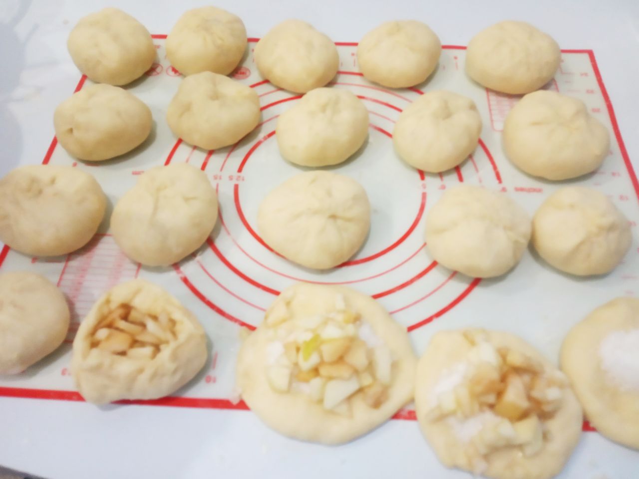 Простой рецепт сочных и воздушных пирожков с яблоками: Края теста собираем в одном месте и формируем пирожок круглой формы.