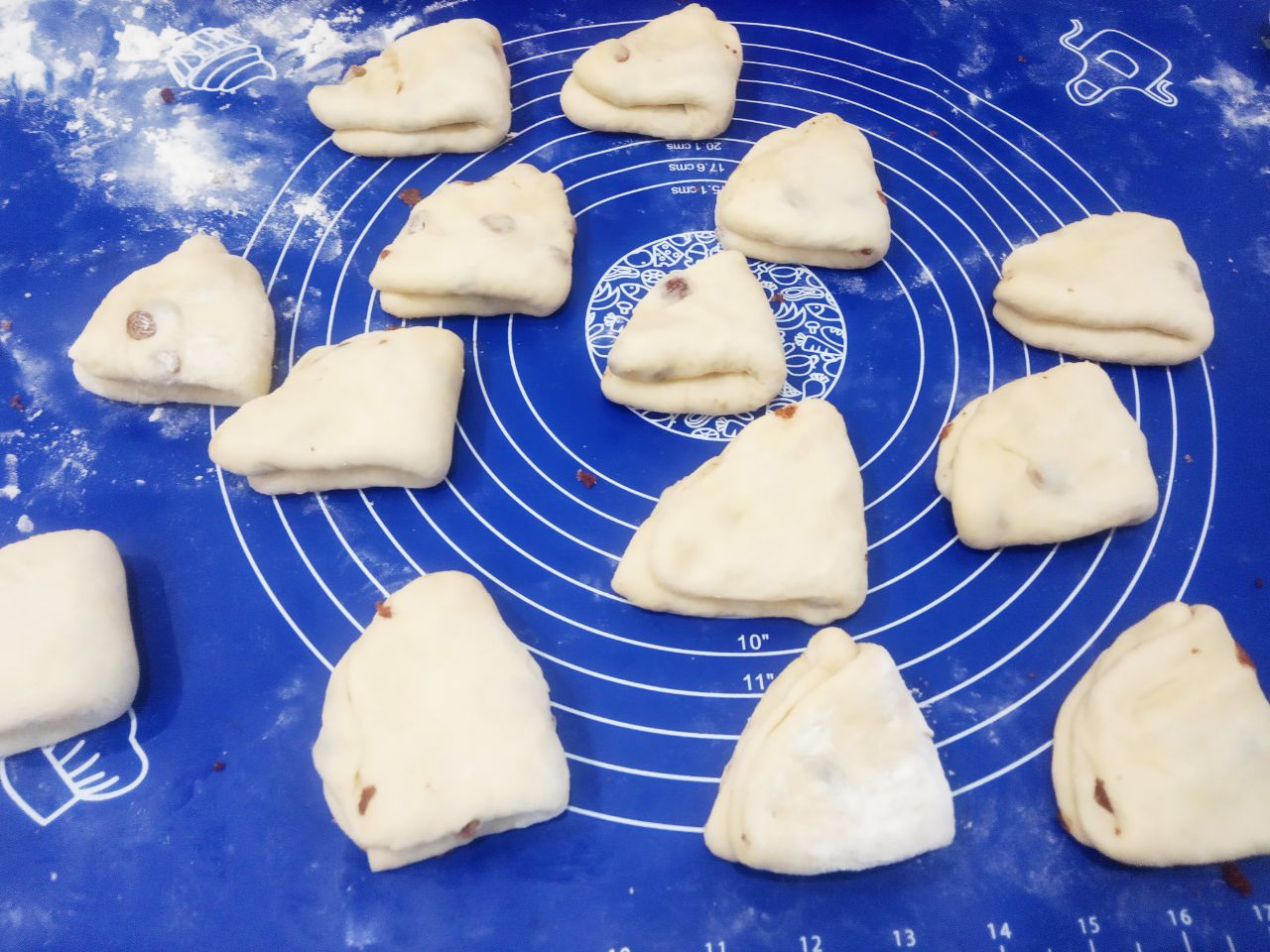 Булочки с начинкой из жареных яблок, изюма и корицы