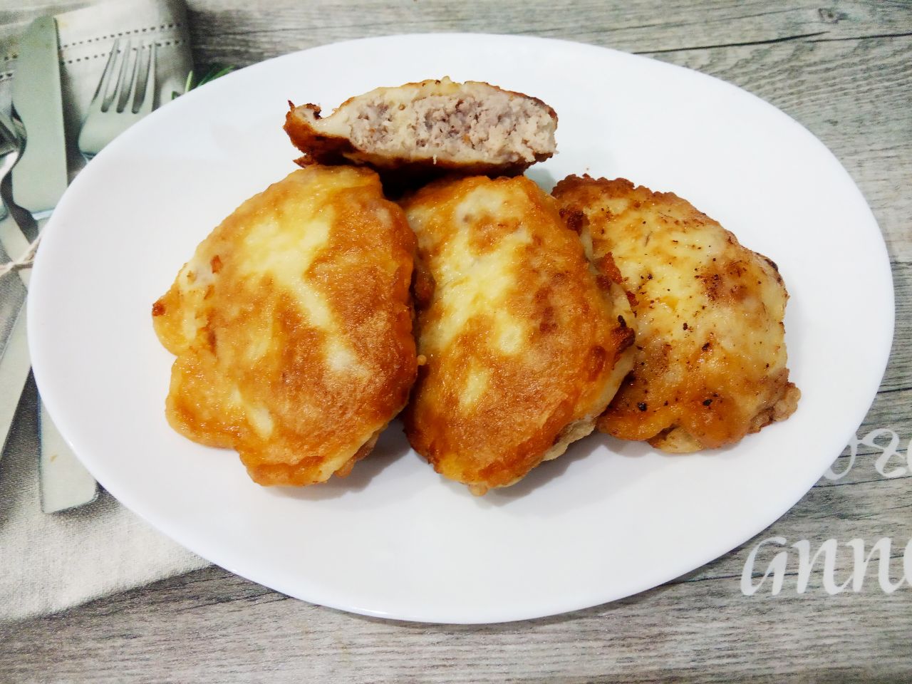 Мясной рулет с сыром в кляре, жареный на сковороде