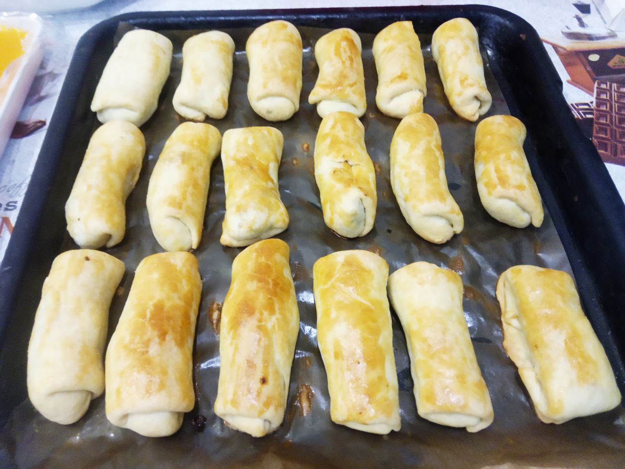 Простой рецепт пирожков из теста на растительном масле, с мясной начинкой: Духовку разогреваем до 200 С и выпекаем пирожки до золотистой корочки, около 20-25 минут, в зависимости от