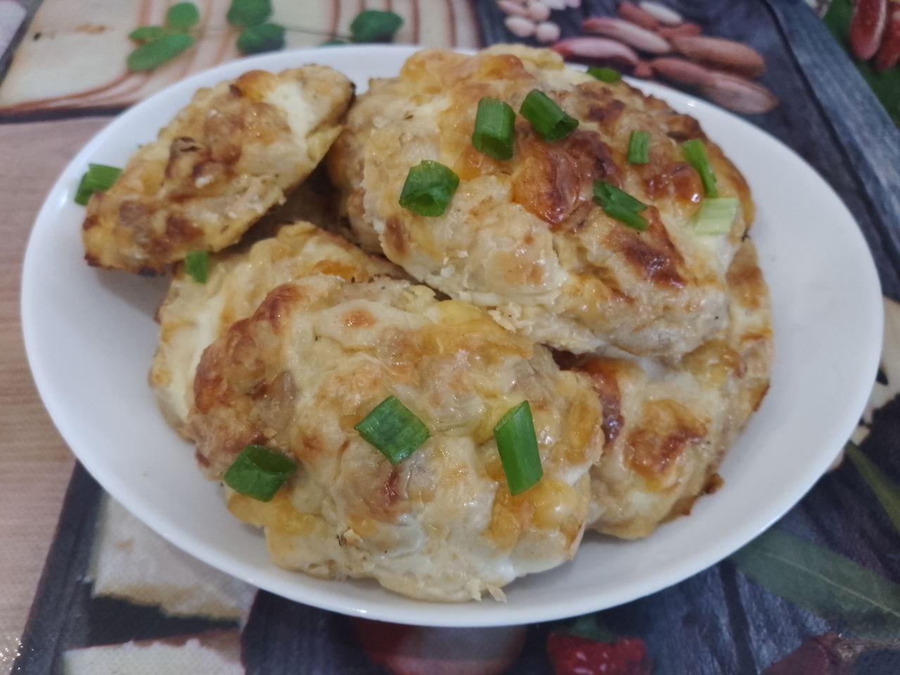 Котлеты из рубленого куриного мяса, сыра, запеченные в духовке: Испеченные котлеты складываем на блюдо и подаем с соусом, овощами или салатом.