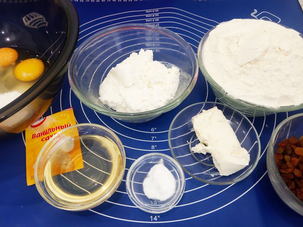 Мягкие и рассыпчатые кексы с изюмом и творогом