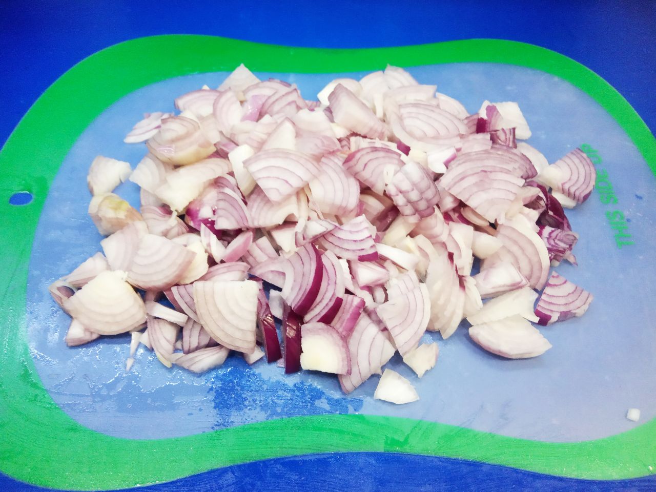 Закуска из баклажанов и лука, на зиму: Лук очищаем, промываем, нарезаем полукольцами и обжариваем на растительном масле.