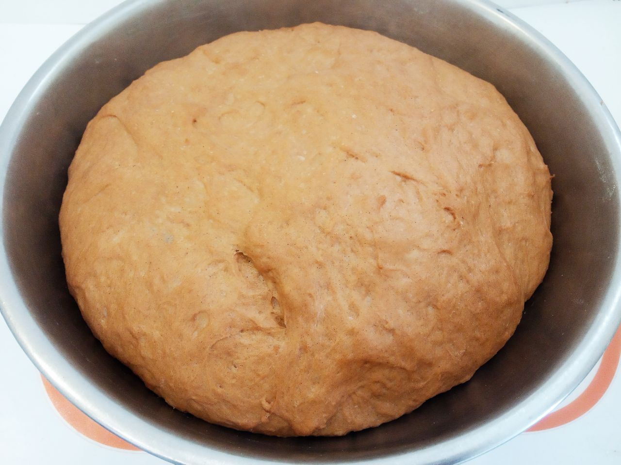 Шоколадные булочки из заварным кремом, нежные и воздушные: Когда тесто увеличится в объеме, перемешиваем и разделяем на четыре части.