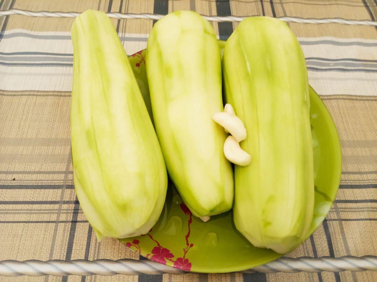 Простой рецепт оладий из кабачков, сытно и вкусно: Кабачки очищаем от кожуры и семян если уже имеются, промываем. Лучше всего использовать молодые кабачки, где