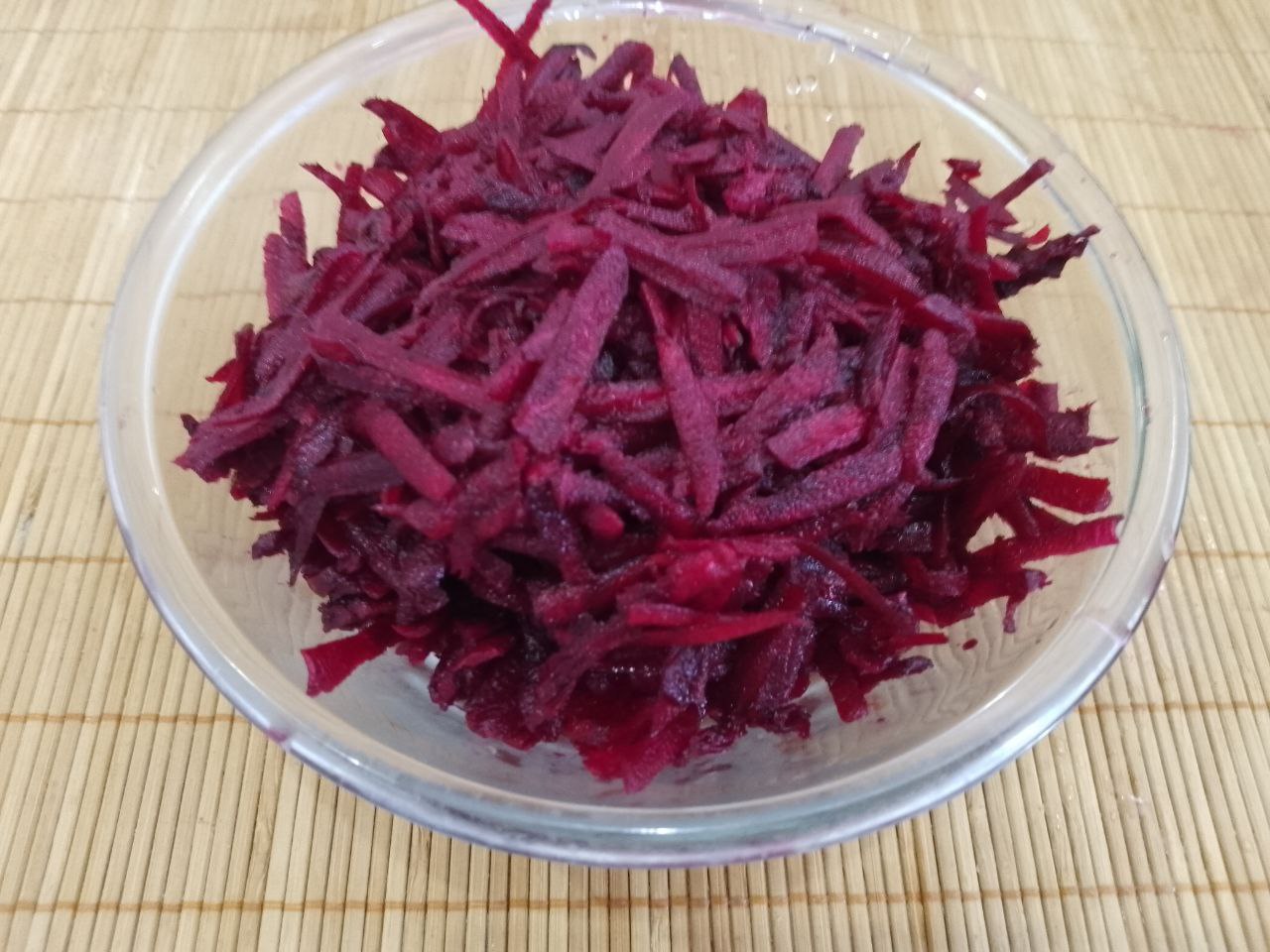 Тушеная свёкла с зеленым горошком и овощами: Свеклу промываем и очищаем от кожуры потом натираем на крупной терке.