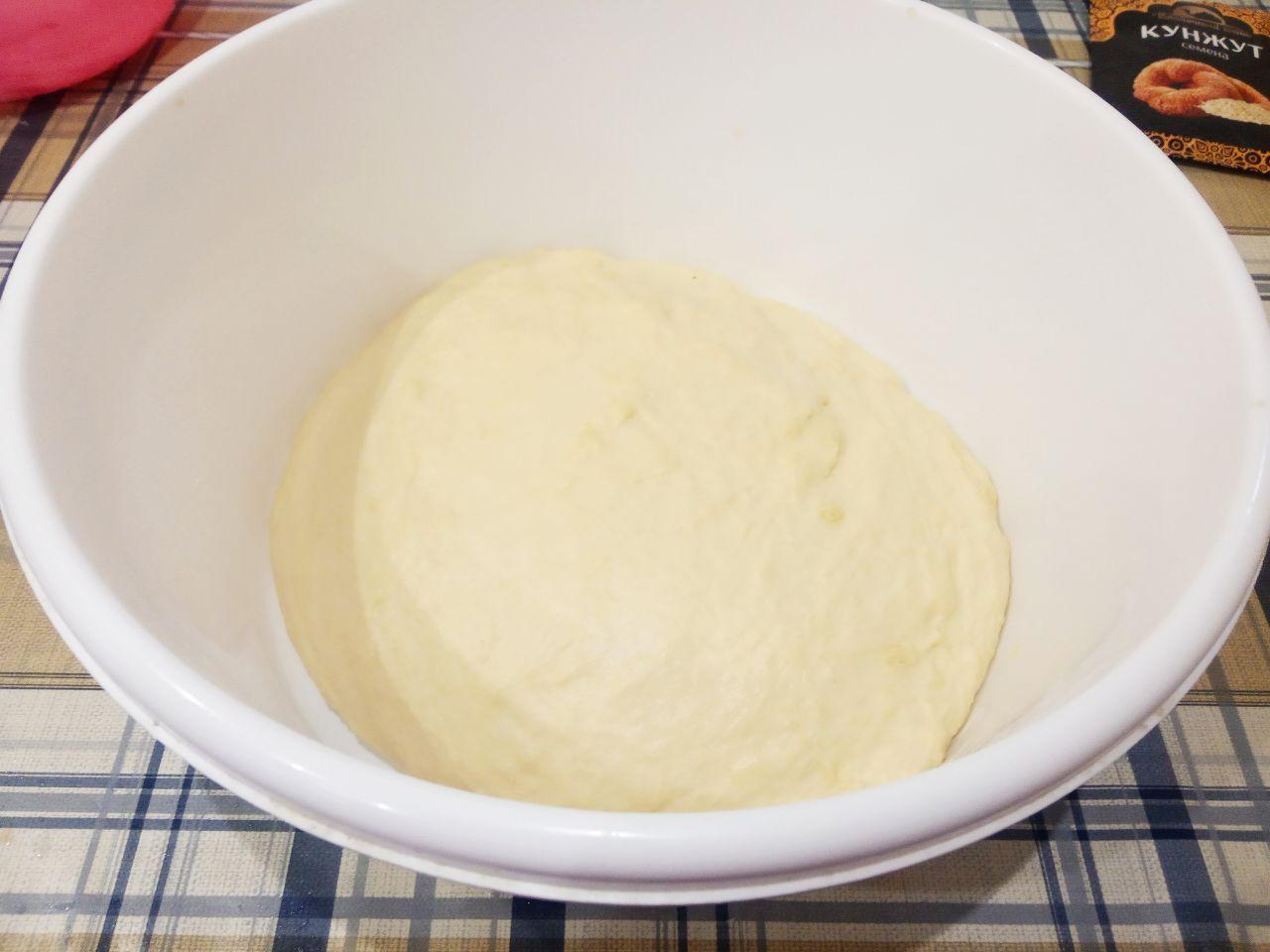 Жареные пончики без яиц с начинкой и с кунжутом: Тесто накрываем и оставляем на час для подъема.