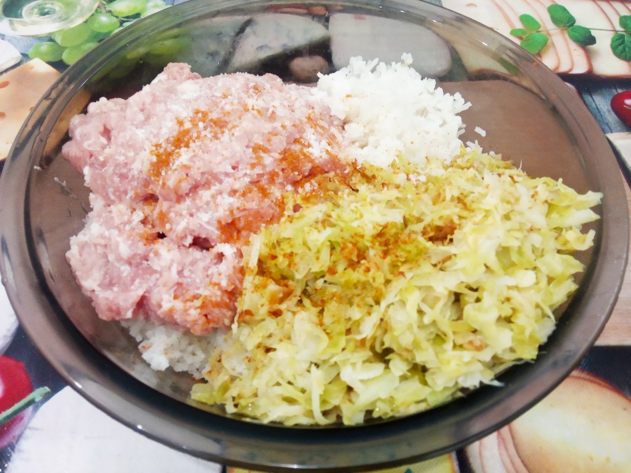 Ленивые голубцы, запеченные в духовке, вкусные и сытные: Соединяем все подготовленные ингредиенты, солим и перчим по вкусу. Массу тщательно размешиваем.