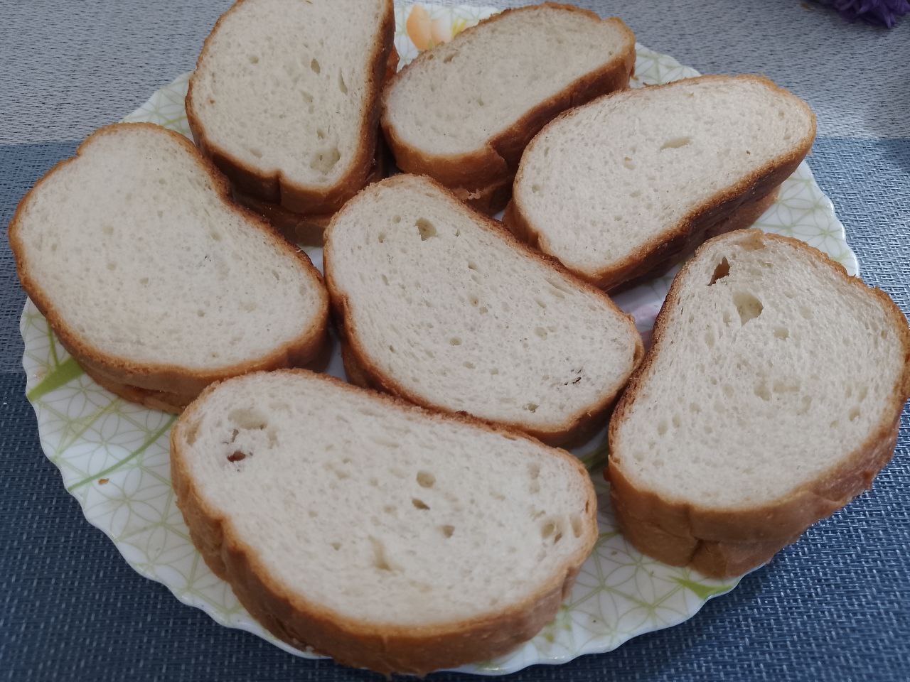 Десерт к чаю из батона, джема, сливочного масла и кунжута: Смазанные ломтики накрываем ломтиками батона.