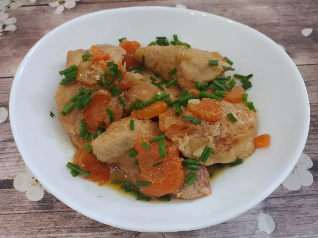 Тушеное мясо свинины с овощами: Подаем мясо с любым гарниром.