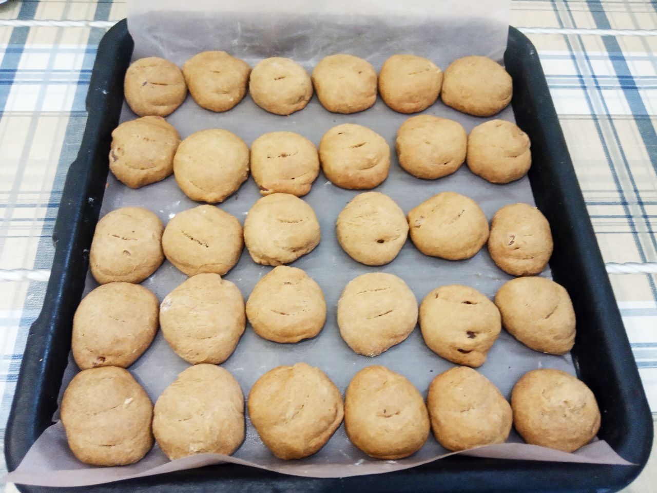 Кофейное печенье с изюмом на растительном масле, мягкое и воздушное: Духовку разогреваем до 180 С и ставим противень с печеньем для выпекания. Выпекаем печенье до готовности