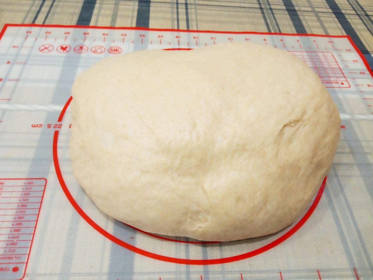 Домашние булочки с начинкой из шоколадной крошки: Когда тесто увеличится в объеме, перемешиваем и разделяем на 8 частей.
