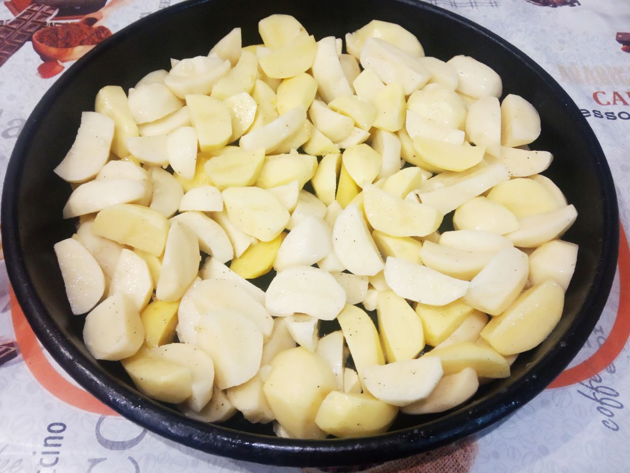 Картофель запеченный с сыром и сливочным маслом: Выкладываем картофель, сверху кладем кусочки оставшегося сливочного масла и ставим в разогретую духовку до