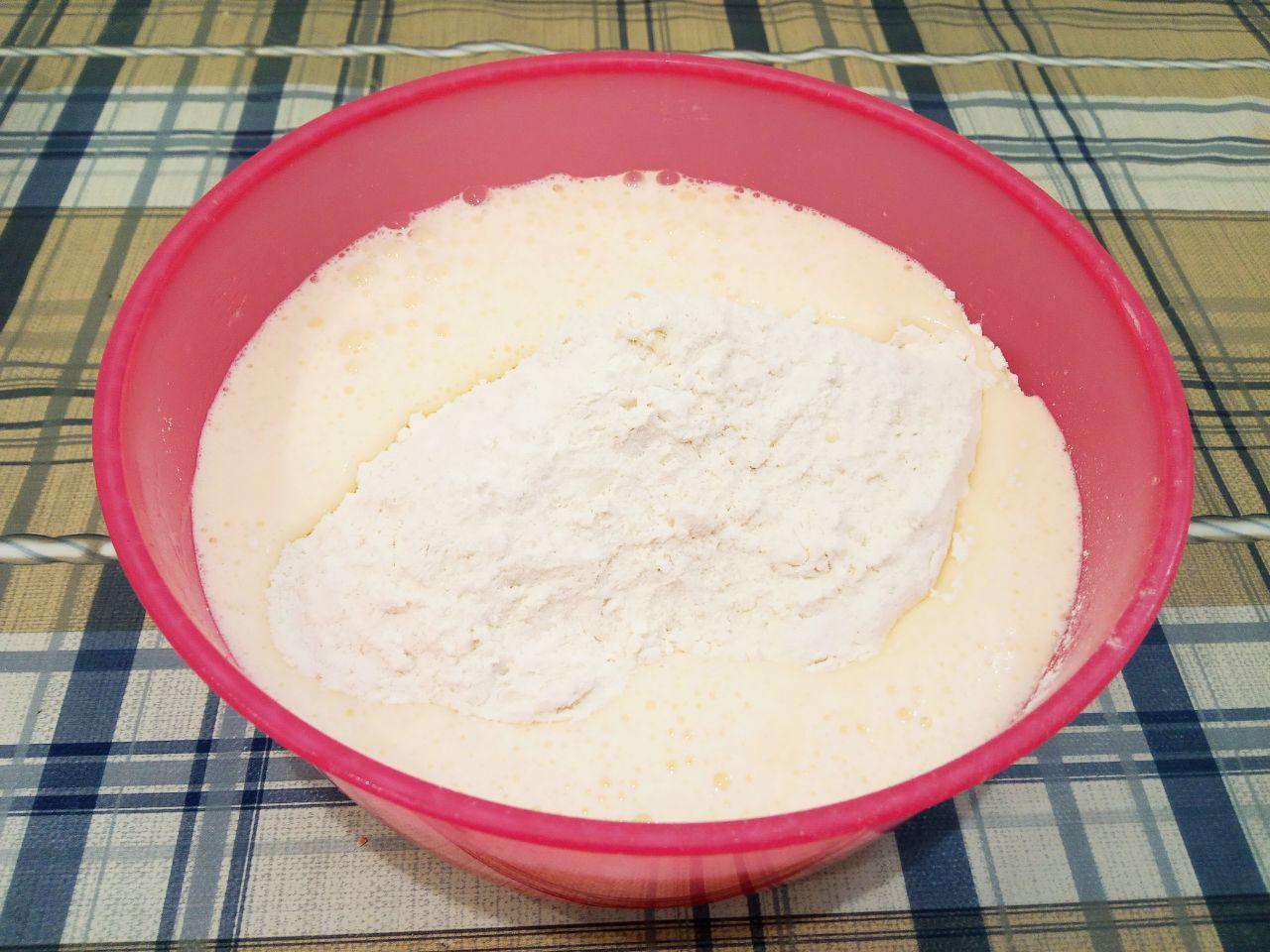 Простой рецепт пирога напоминающий торт, просто и вкусно: Муку просеиваем через мелкое сито и добавляем в смесь, перемешиваем миксером, тесто не должно быть густым.
