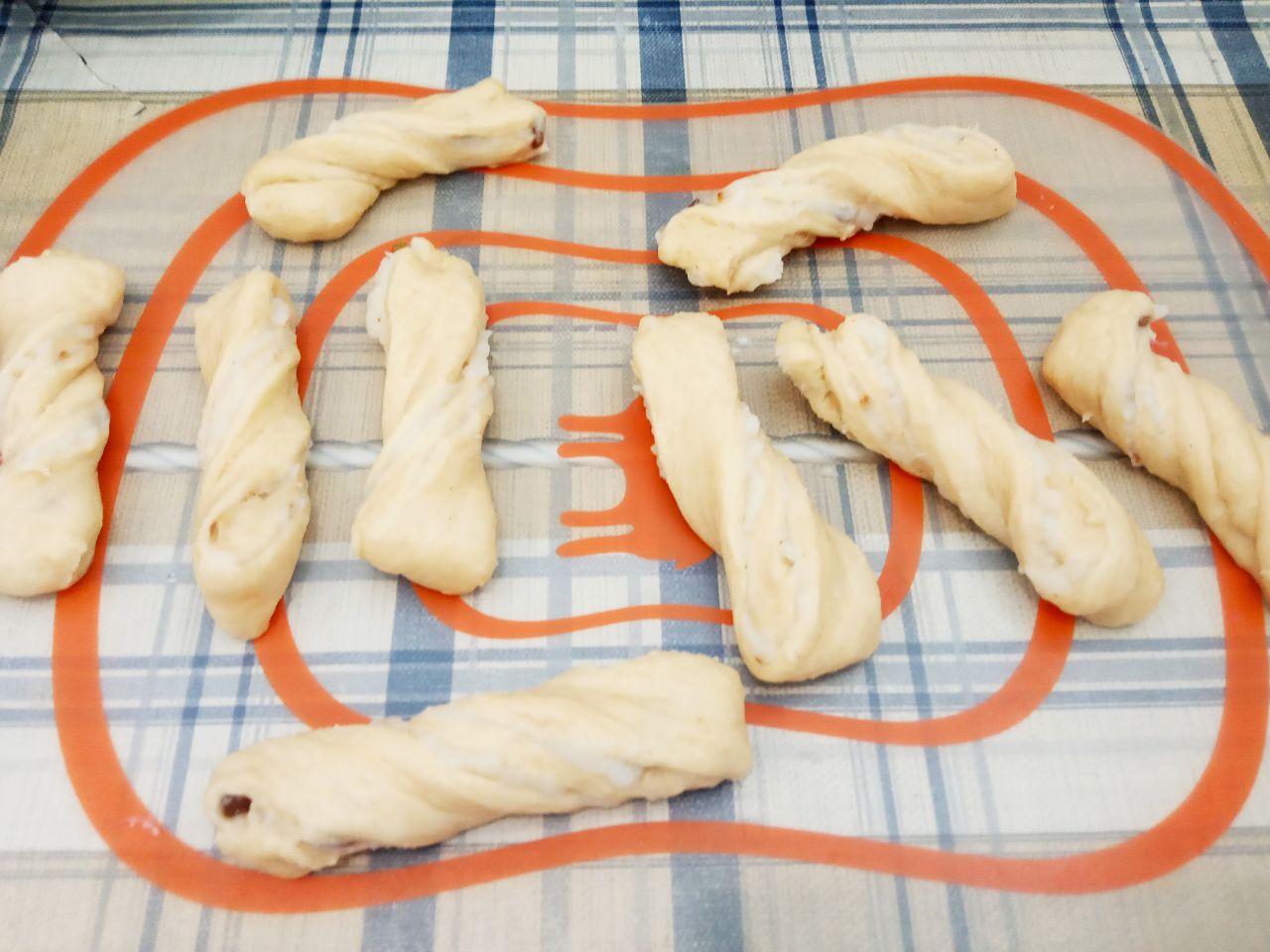 Воздушные и нежные булочки с заварным кремом и изюмом: Каждую полоску скручиваем.