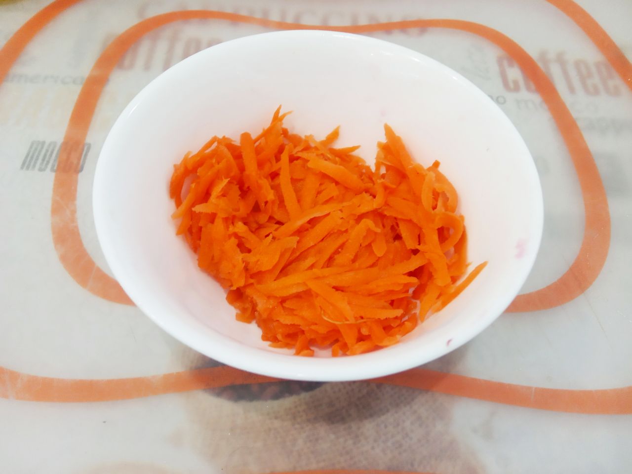 Красный борщ с грибами, вкусный и сытный: Морковь очищаем и промываем, натираем на крупной терке или нарезаем соломкой.