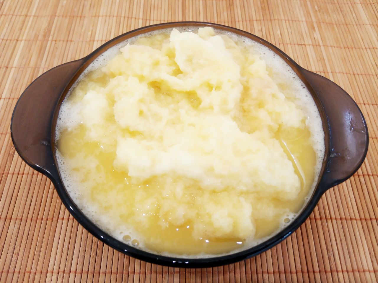 Картофельные блины со сметаной, вкусные и аппетитные: Картофель очищаем, промываем и натираем на мелкой терке.