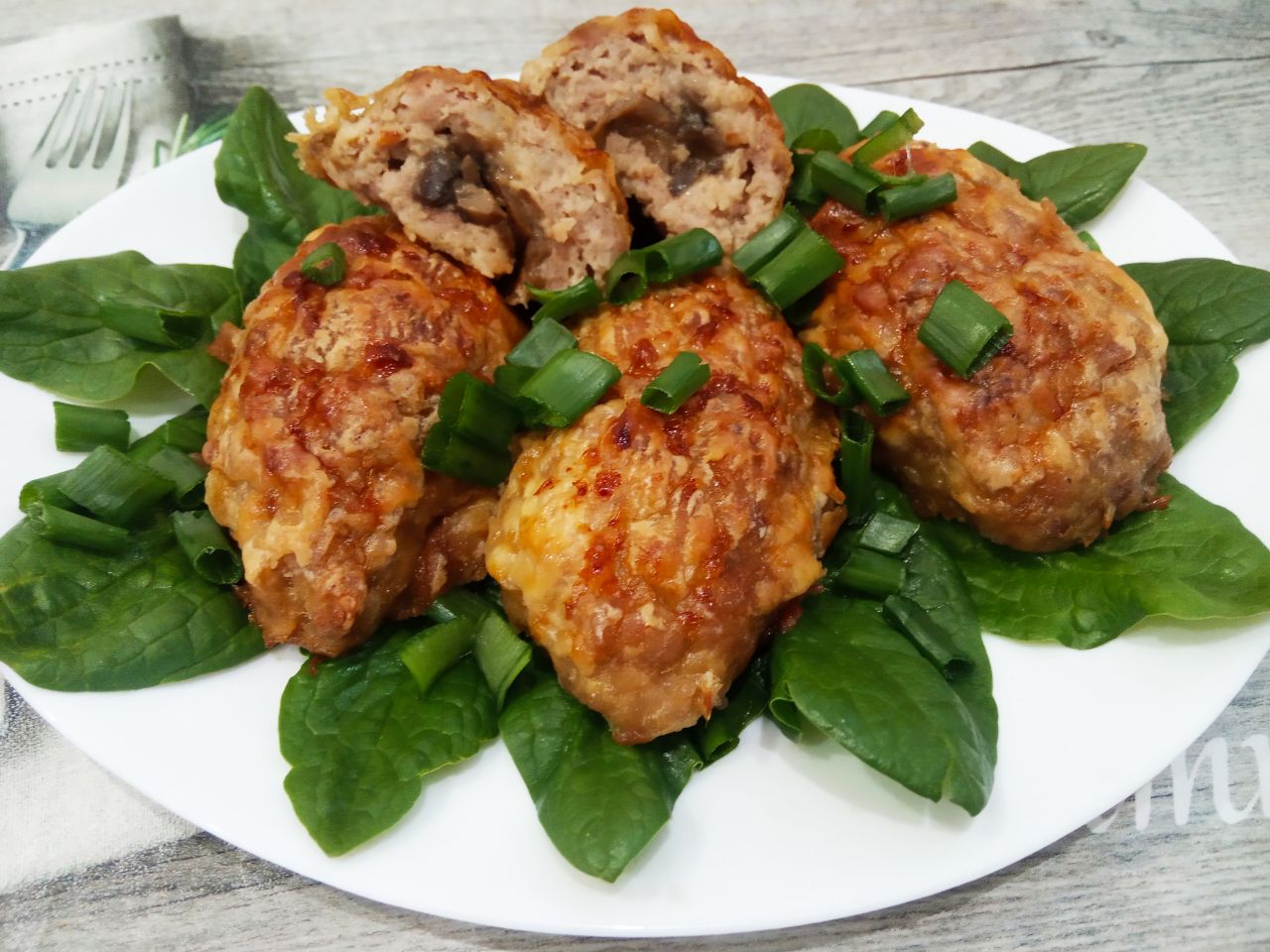 Мясные зразы с грибной начинкой запеченные в духовке, сочные и вкусные