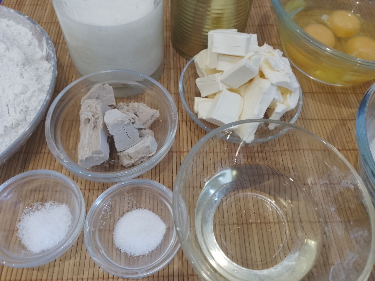 Рогалики из сдобного дрожжевого теста, с начинкой из мака и ягод