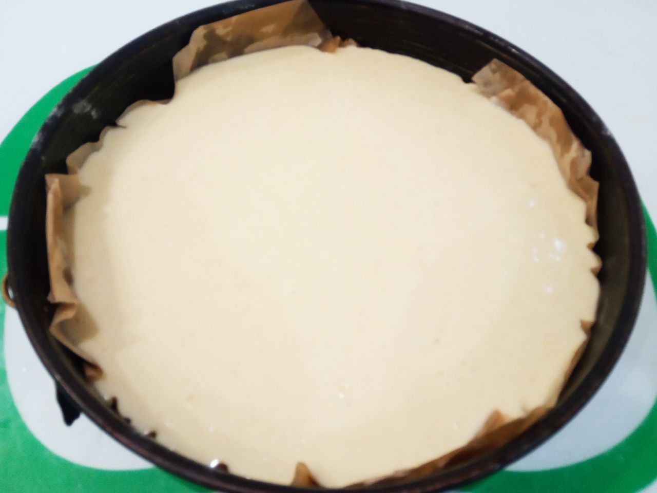 Манный пирог на кефире, просто и вкусно: Форму застилаем пергаментом и выливаем тесто, тесто должно получится не слишком густым.