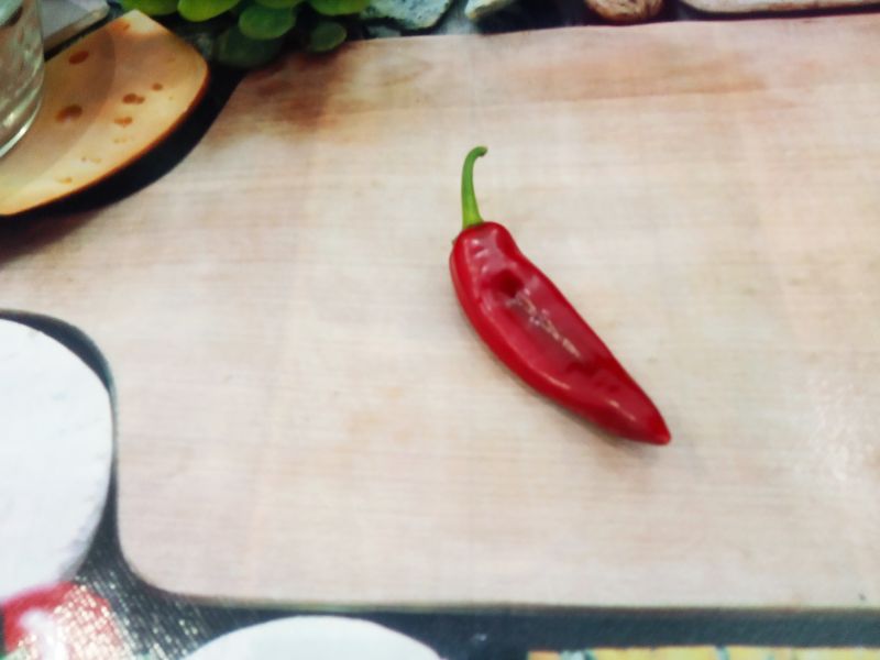 Салат из фасоли, куриного филе и жаренного лука: Перец горький очищаем от семян, промываем и мелко нарезаем.
