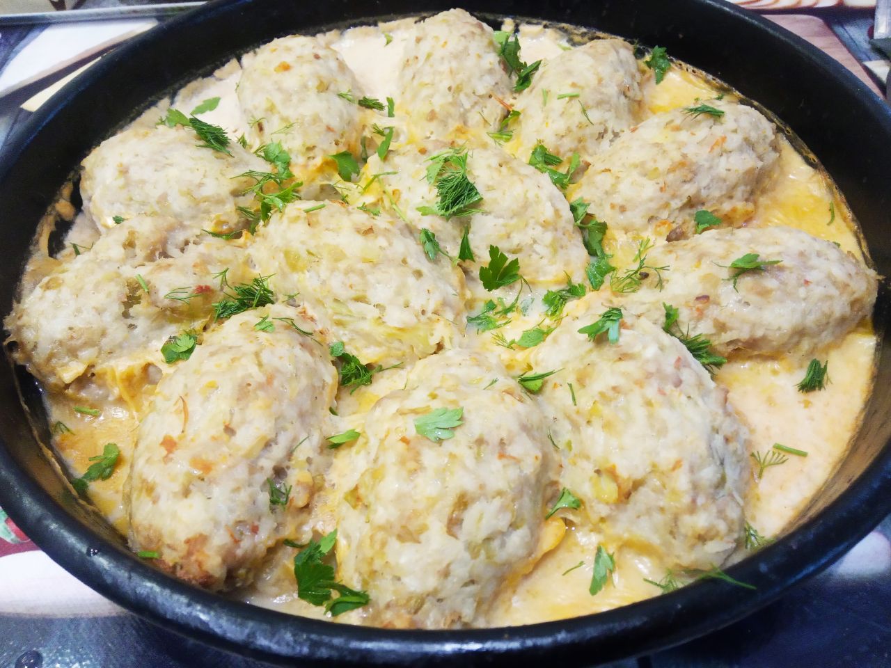 Ленивые голубцы, запеченные в духовке, вкусные и сытные: Достаем голубцы из духовки и посыпаем зеленью по своему вкусу.