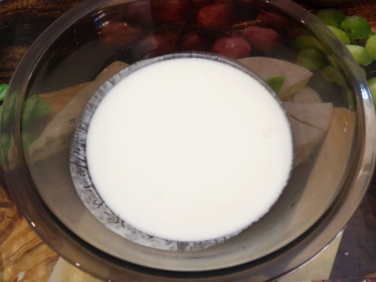 Пирог из манной крупы, изюма и муки, простой и вкусный: В чашу насыпаем манную крупу и добавляем кефир, растительное масло, сливочное растопленное масло,